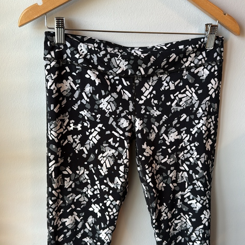 Under Armour Girls Cropped Black and White Leggings - Picture 2 of 8